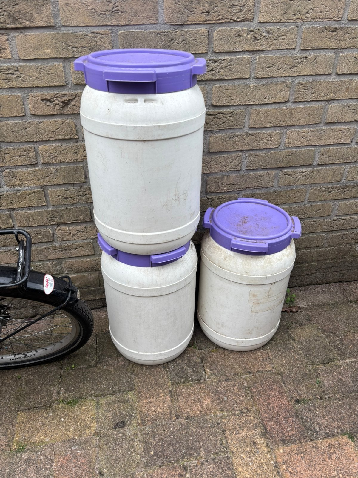 Voer tonnen, Ophalen