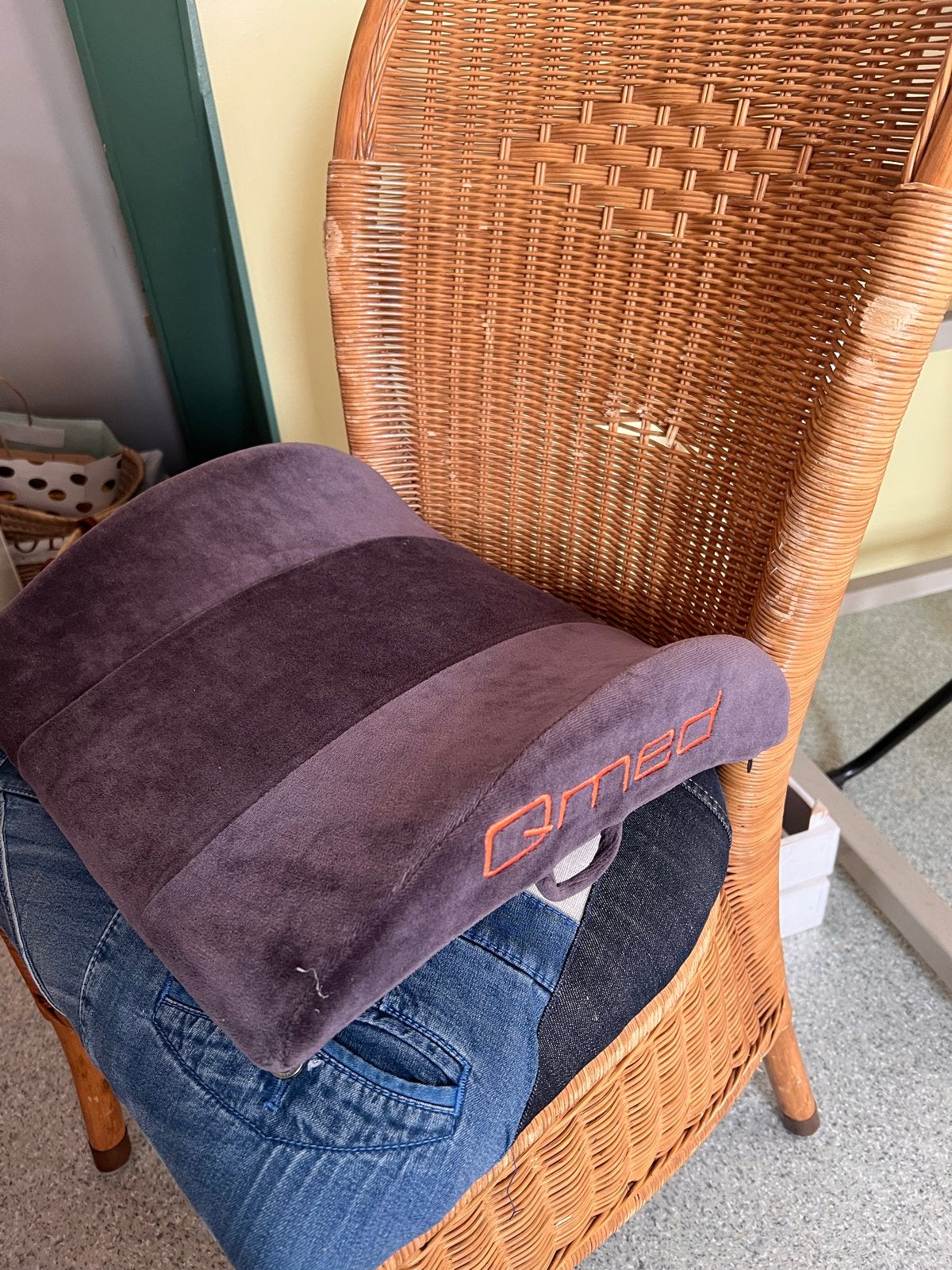 Qmed Ergonomisch Rugkussen - Comfort en Steun, Ophalen of Verzenden, Zo goed als nieuw, Modern, Paars