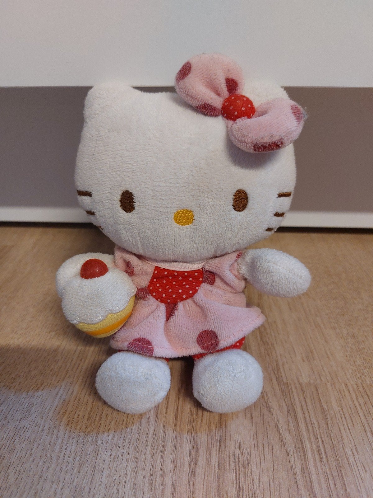 Hello kitty knuffeltje met cupcake, Ophalen of Verzenden