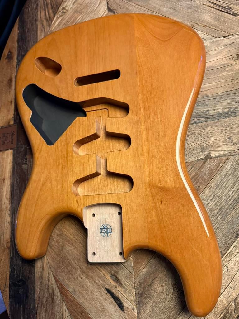 Stratocaster body “ Natural Wood finish “ Elzen neww, Muziek en Instrumenten, Instrumenten | Onderdelen, Verzenden, Geen, Geen