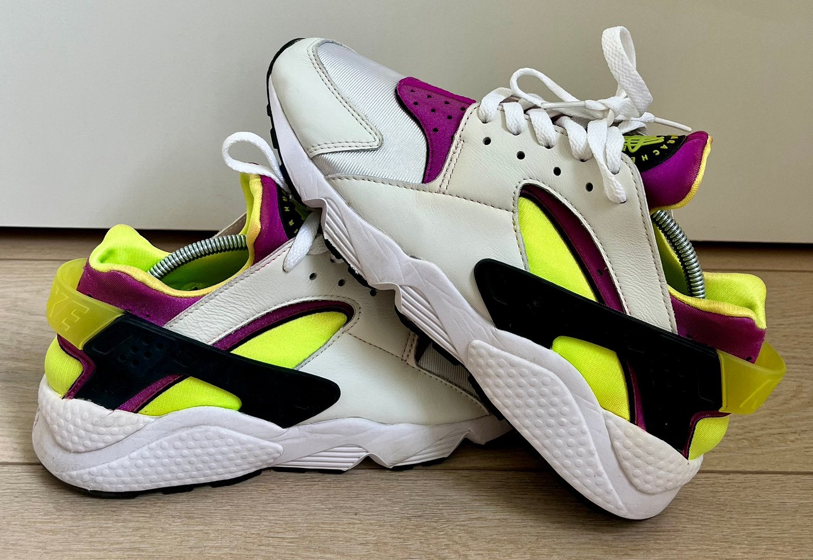 Nike Air Huarache Neon Magenta 41, Ophalen of Verzenden, Zo goed als nieuw, Overige kleuren