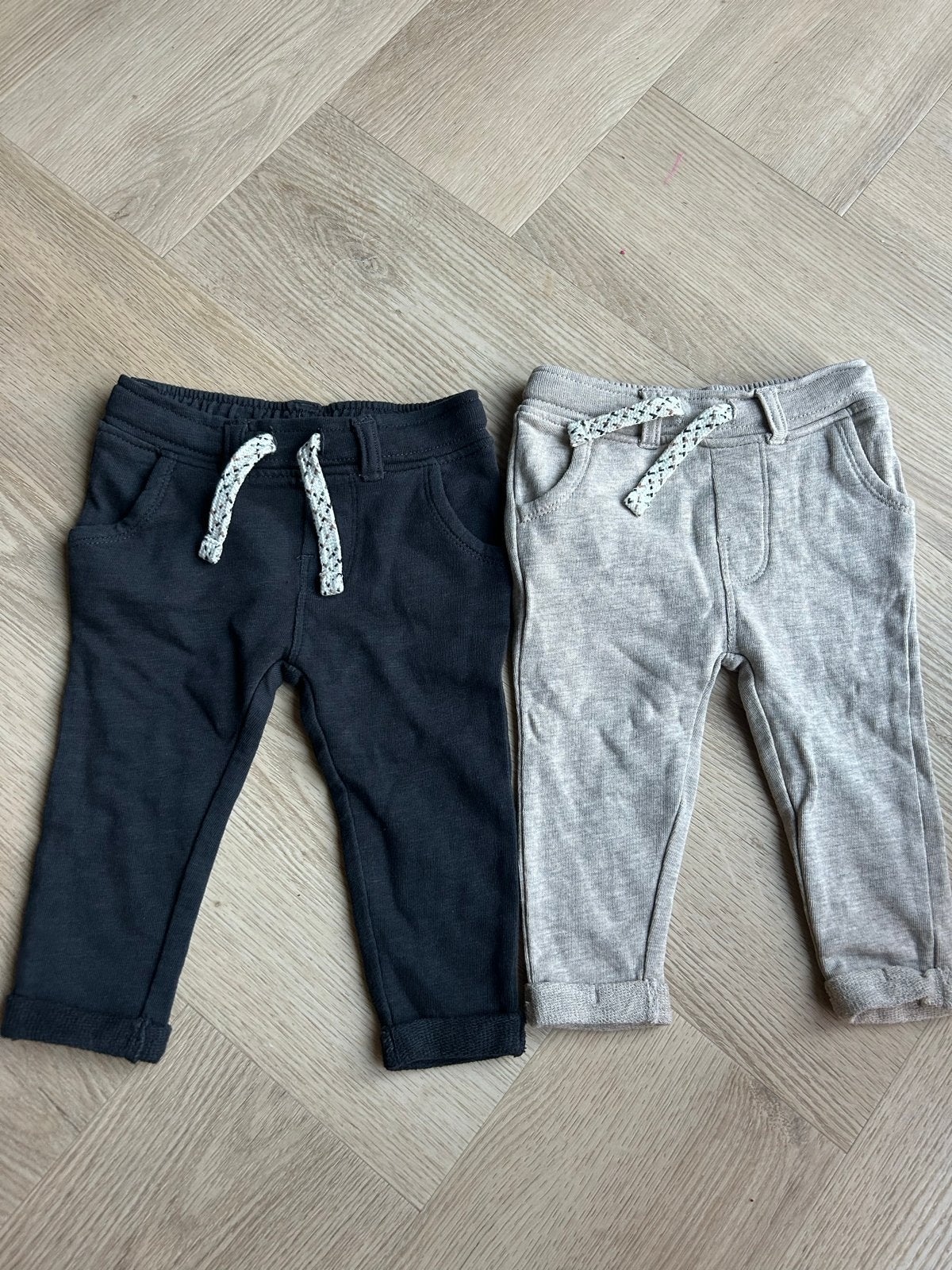 2 zgan Prenatal broekjes - Antraciet & Beige - Maat 68, Kinderen en Baby's, Babykleding | Maat 68, Ophalen of Verzenden, Zo goed als nieuw