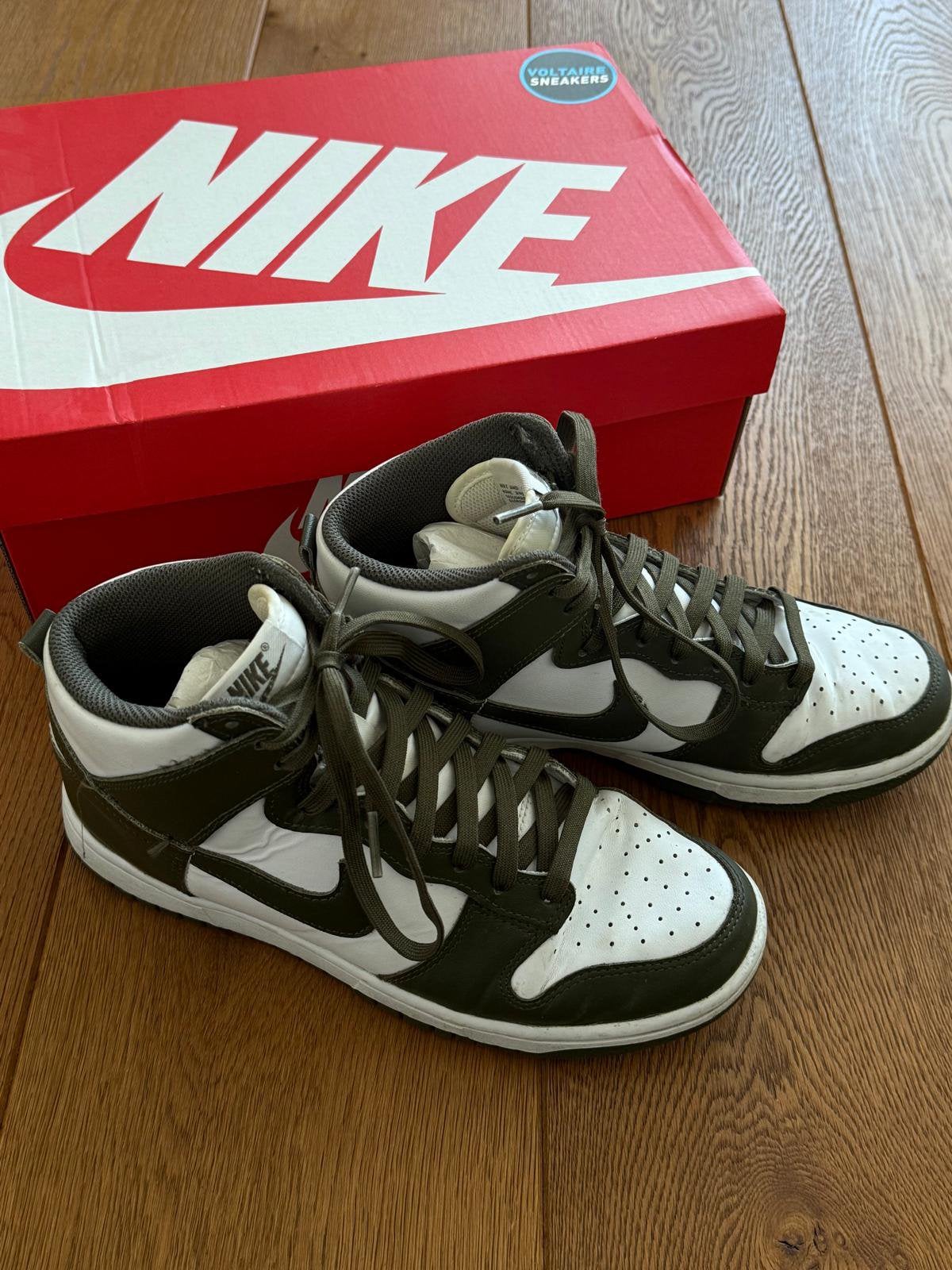 Nike dunk high cargo khaki maat 40,5 schoenen, Kleding | Dames, Schoenen, Ophalen of Verzenden, Zo goed als nieuw, Groen, Sneakers of Gympen