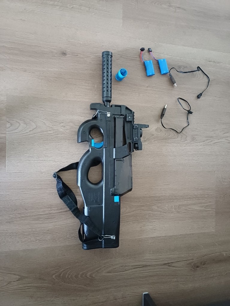 gell blaster P90 met batterijen, oplader en extra loop, Kinderen en Baby's, Ophalen of Verzenden, Gebruikt
