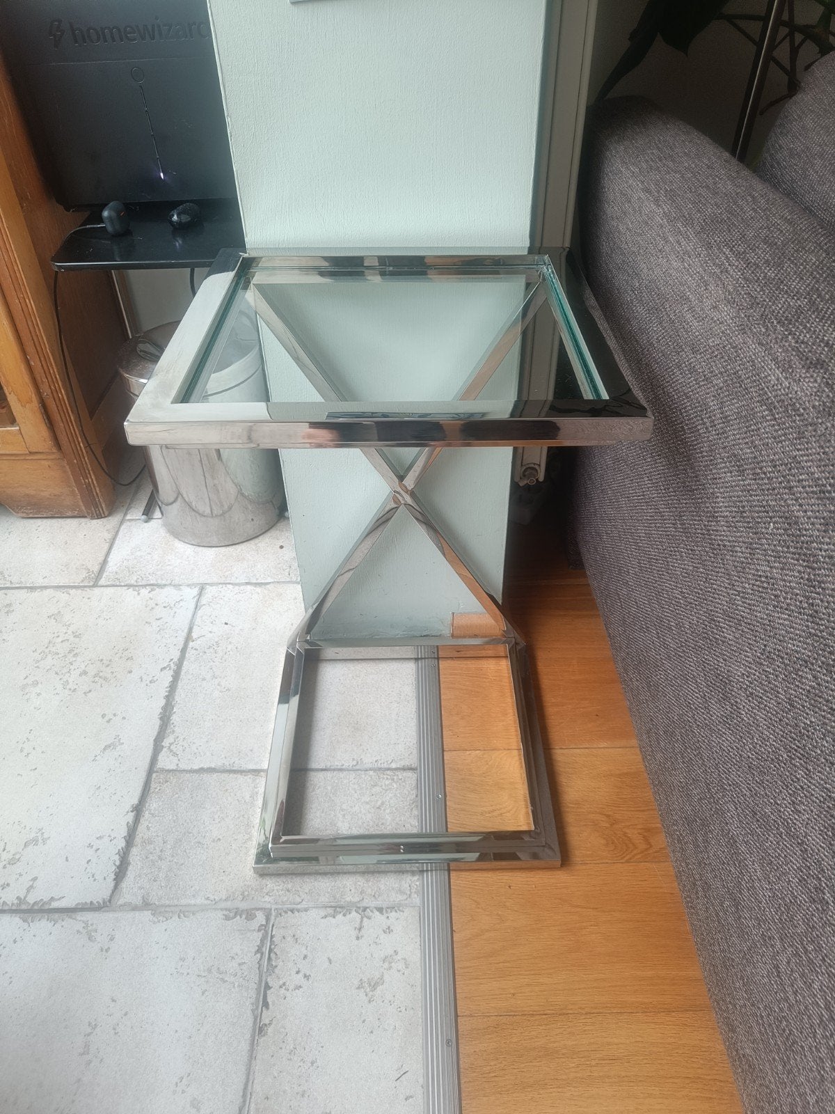 Stijlvolle bijzettafel met glazen blad en metalen frame, Ophalen, Minder dan 55 cm, Modern, Industrieel, Metaal of Aluminium