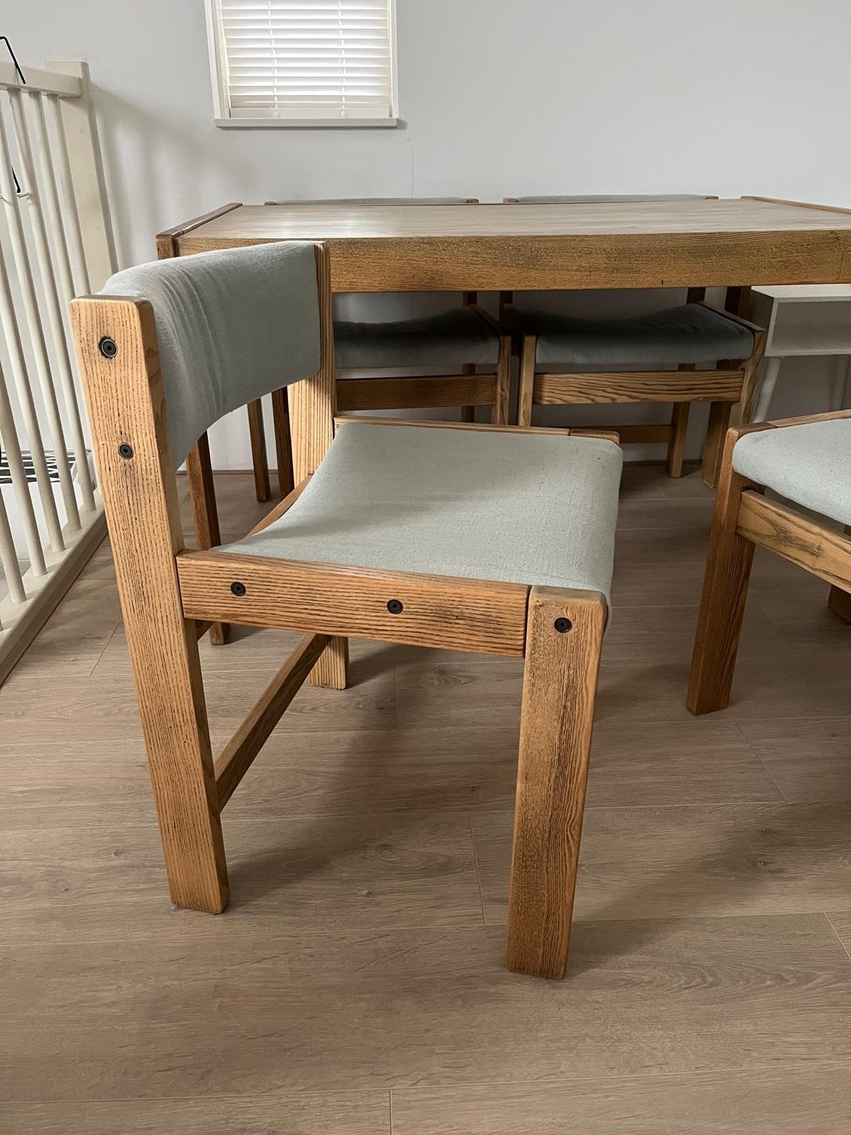 Massief houten eettafel met 4 stoelen. scandinavisch design, Ophalen, Gebruikt, 100 tot 150 cm, 50 tot 100 cm