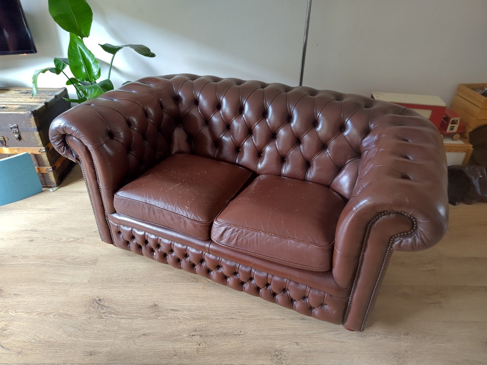 Springvale Chesterfield tweezitsbank bruin leer, Huis en Inrichting, Ophalen, Gebruikt, 150 tot 200 cm, Tweepersoons