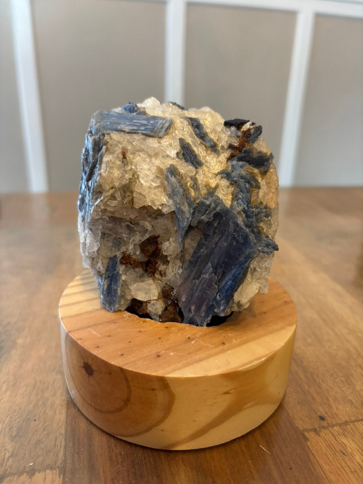 Kyaniet in houten houder – 802 gram – 11,5 cm, Ophalen of Verzenden, Mineraal