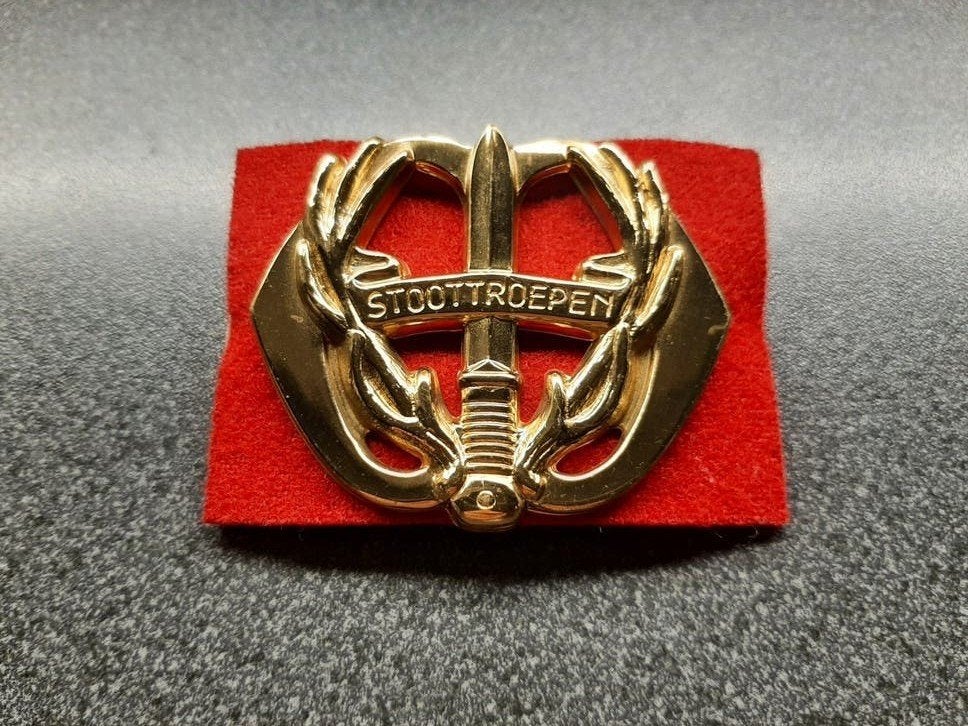 Stoottroepen   baretembleem   met Nato sluiting   KL, Ophalen of Verzenden, Landmacht, Nederland, Embleem of Badge