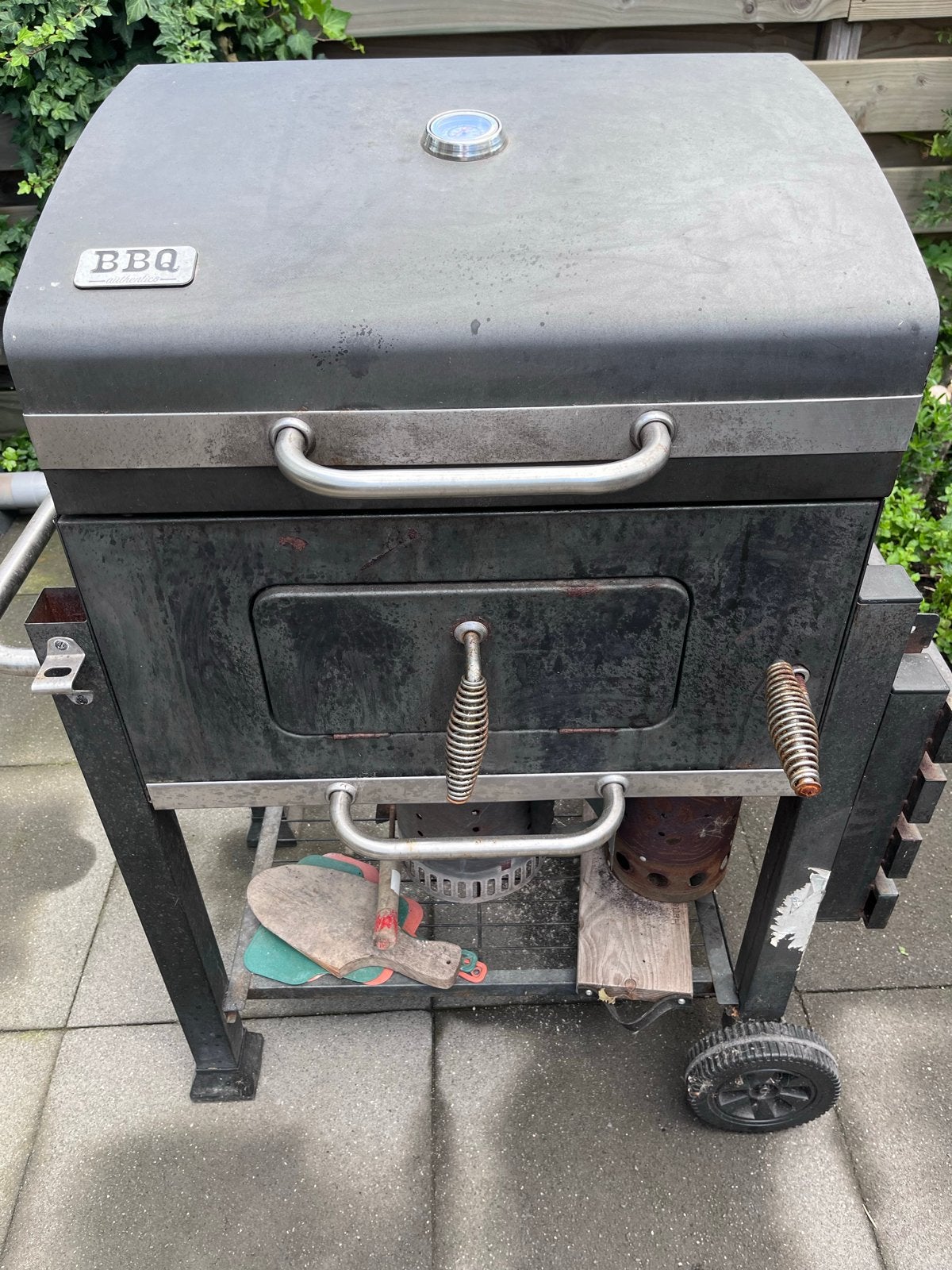 Gebruikte BBQ met kolenstarters, Ophalen, Gebruikt