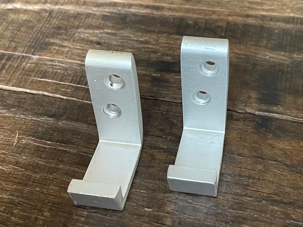 2 identieke aluminium kledinghaken, Overige materialen, Wandhaken, Ophalen of Verzenden, Zo goed als nieuw