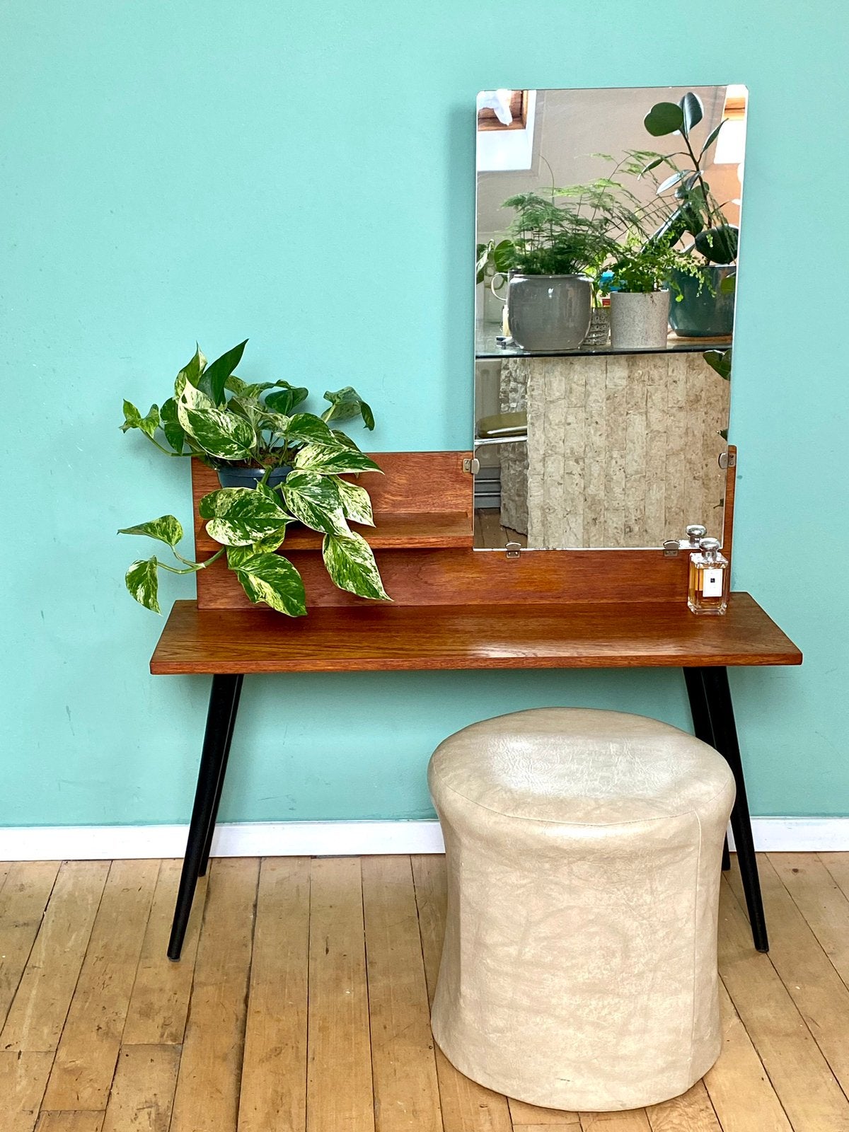Vintage Skai leren poef / Midcentury kruk /beige bijzettafel, Ophalen, Minder dan 50 cm, Gebruikt, Kunststof