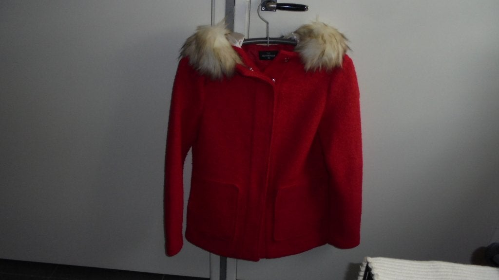 nieuw, rode winterjas. maat M, Kleding | Dames, Jassen | Winter, Ophalen, Nieuw, Maat 38/40 (M), Rood