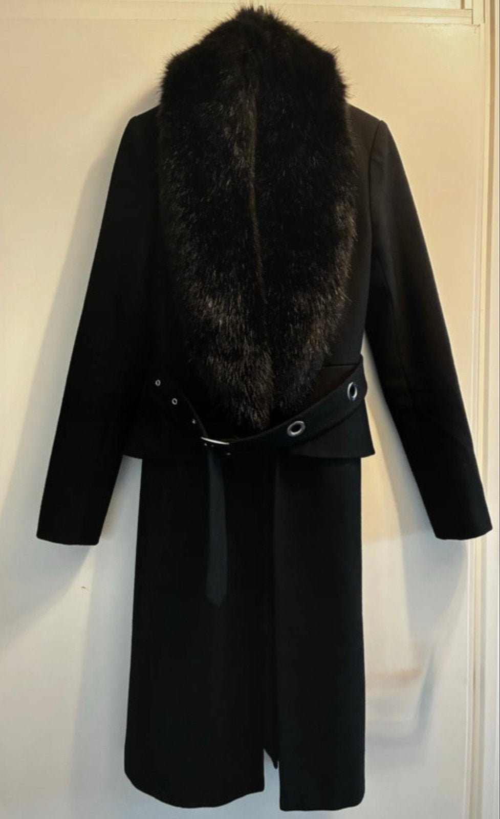 Nikkie zwarte lange jas met afneembare bontkraag, Kleding | Dames, Ophalen of Verzenden, Zo goed als nieuw, Maat 34 (XS) of kleiner