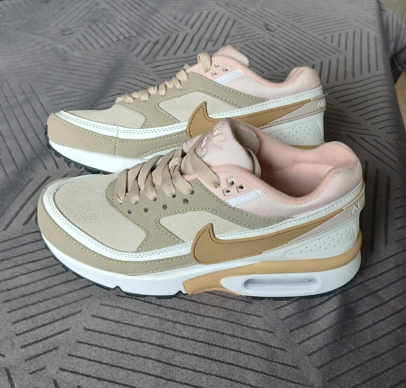 NIEUWE Nike Air Max Classic (maat 36), Kleding | Dames, Beige, Nieuw, Ophalen of Verzenden, Sneakers of Gympen