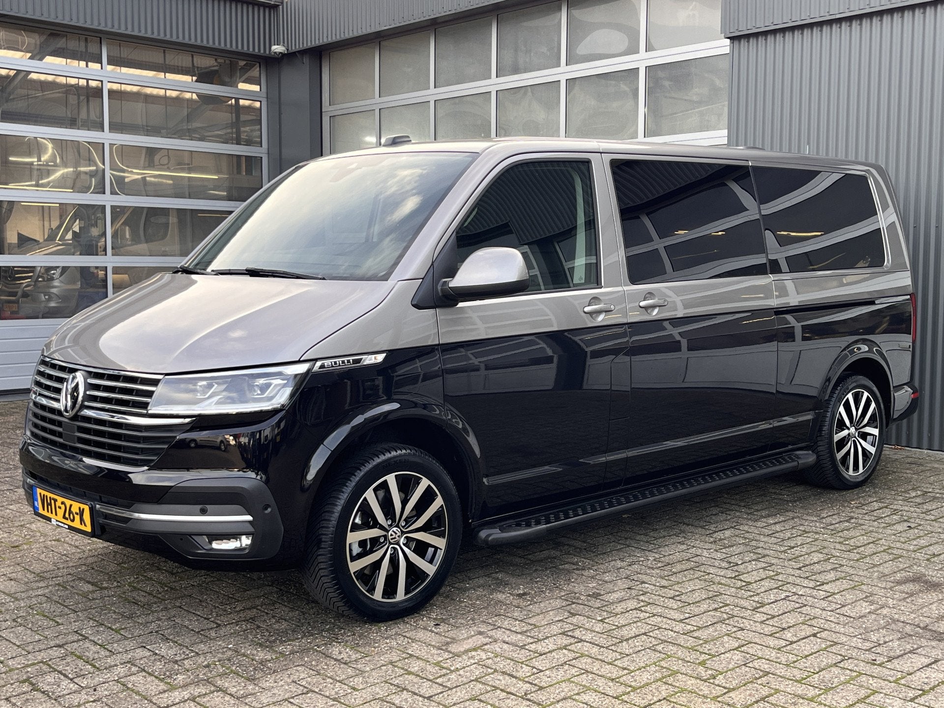 Volkswagen Transporter T6.1 2.0 TDI L2H1 200 pk DC 4 Motion, Auto's, Gebruikt, 4 cilinders, Volkswagen, Zwart