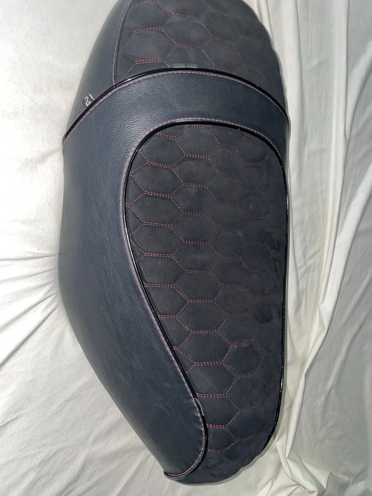 Custom Zip zadel - Alcantara Licht Rood/Roze RS, Motoren, Ophalen of Verzenden, Nieuw
