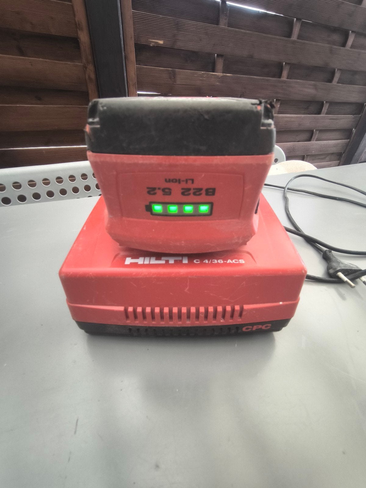 Hilti C 4/36-ACS Acculader met B22 5.2 Li-ion Accu, Ophalen of Verzenden, Gebruikt, Minder dan 400 watt, Overige typen