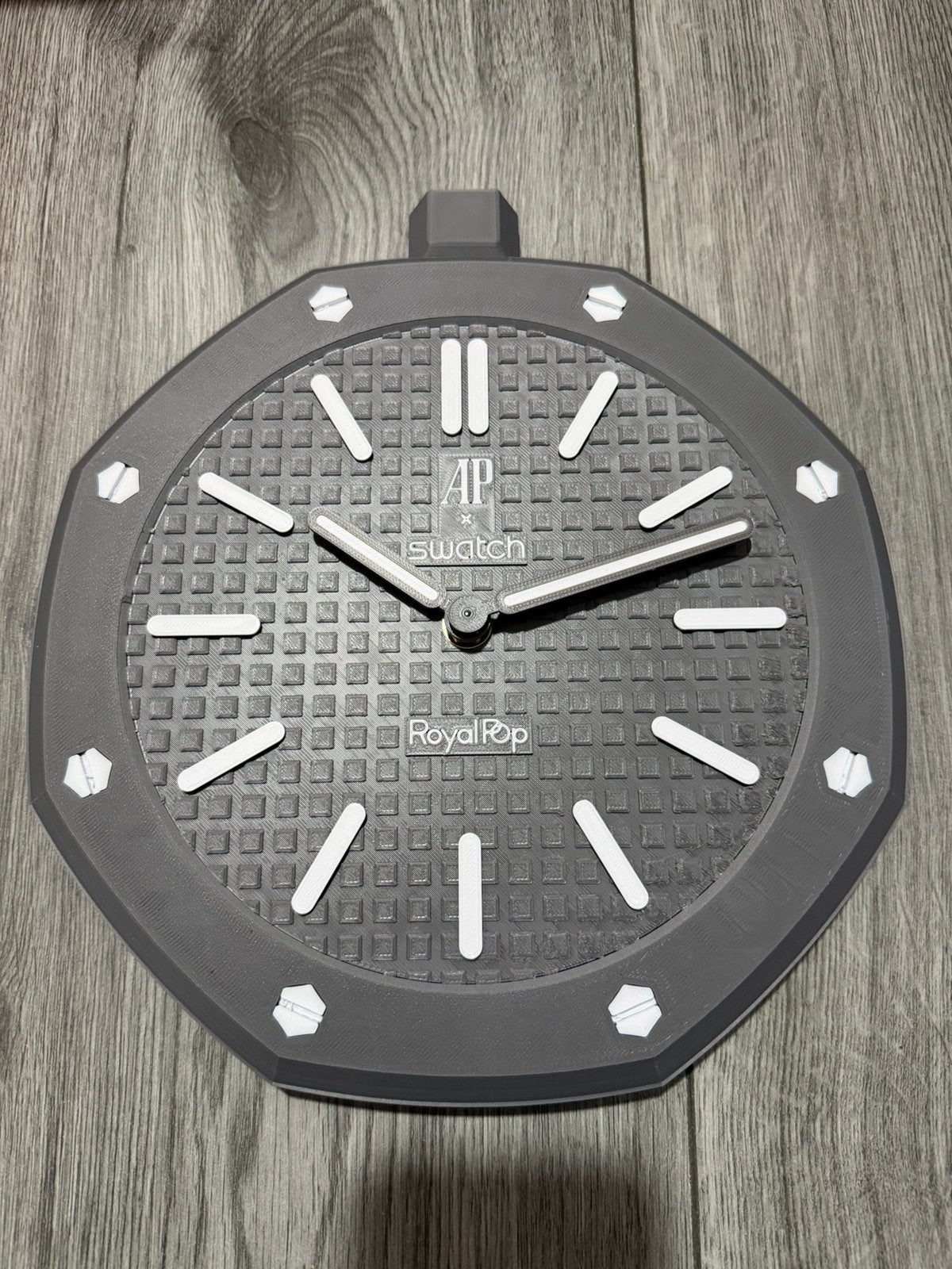 Swatch AP Wandklok Royal Pop “Grey Noir” incl verzending, Verzenden, Nieuw, Wandklok