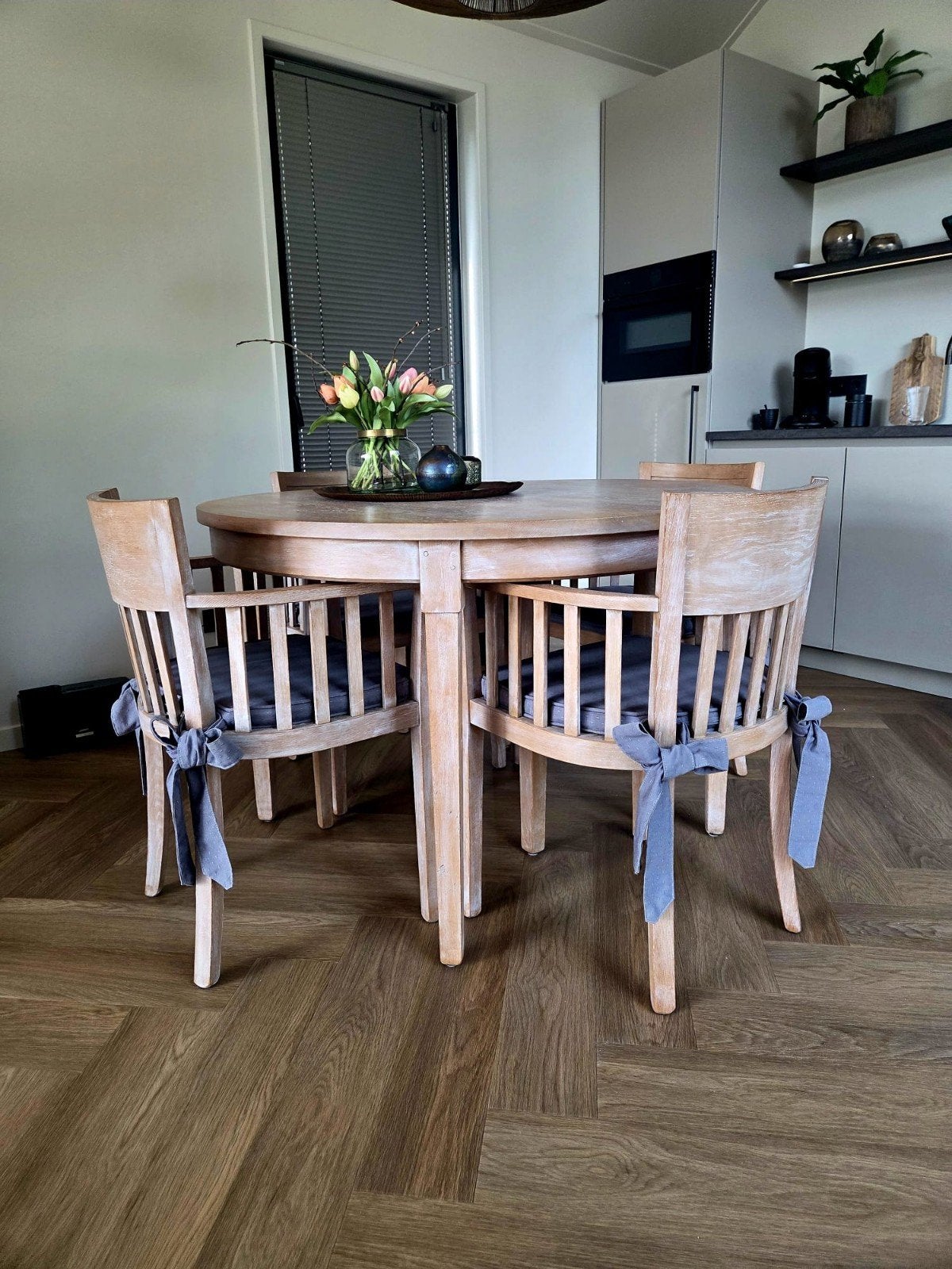 Ronde/ovale eettafel met 4 stoelen - massief eiken, Ophalen of Verzenden, Zo goed als nieuw, Vijf personen of meer, Landelijk, Modern