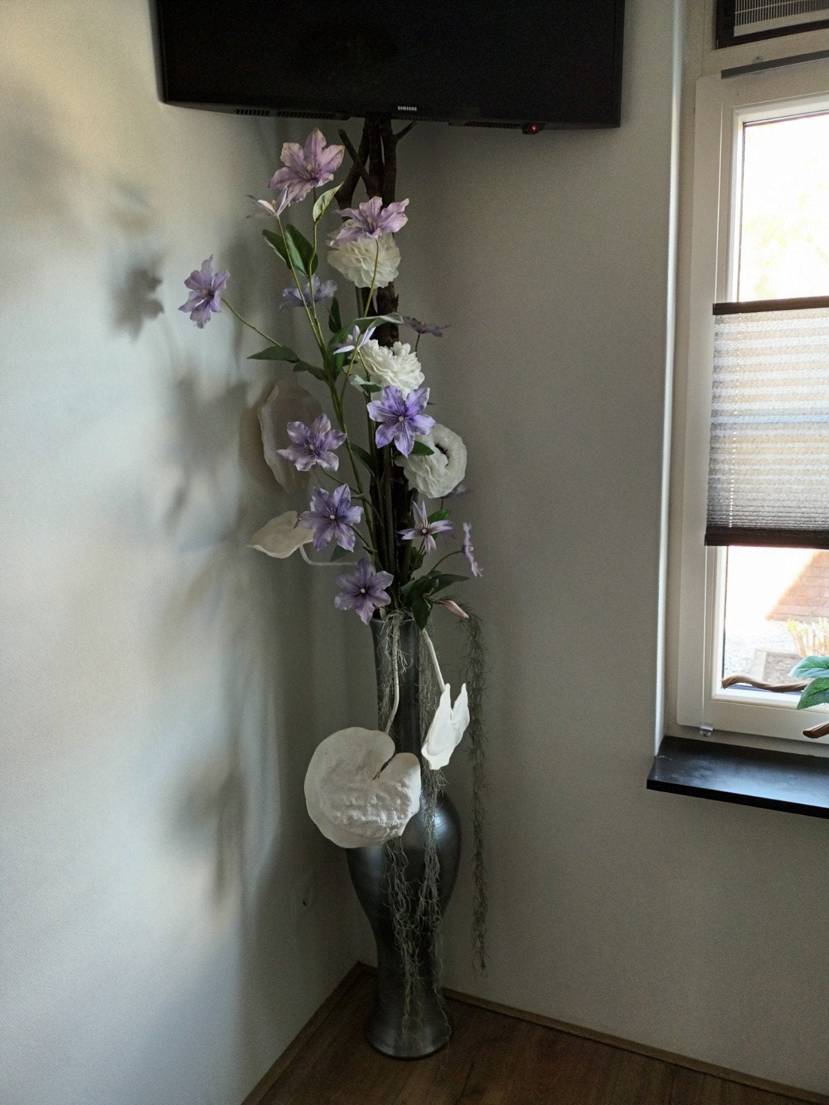 nu €15 Grote vaas met kunstbloemen en decoratie. Eyecatcher!, Ophalen, Overige materialen, Gebruikt, Meerkleurig