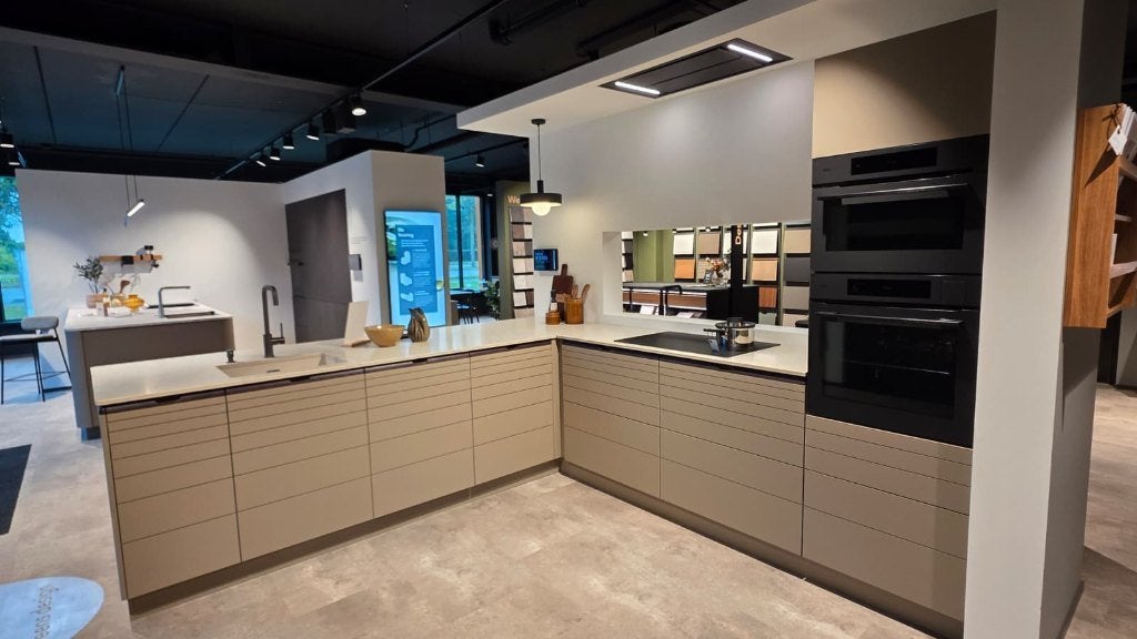 Keuken ALIGN clay by Kvik® met composiet blad SHOWROOMMODEL, Ophalen, Bruin, Hoekkeuken, Nieuw