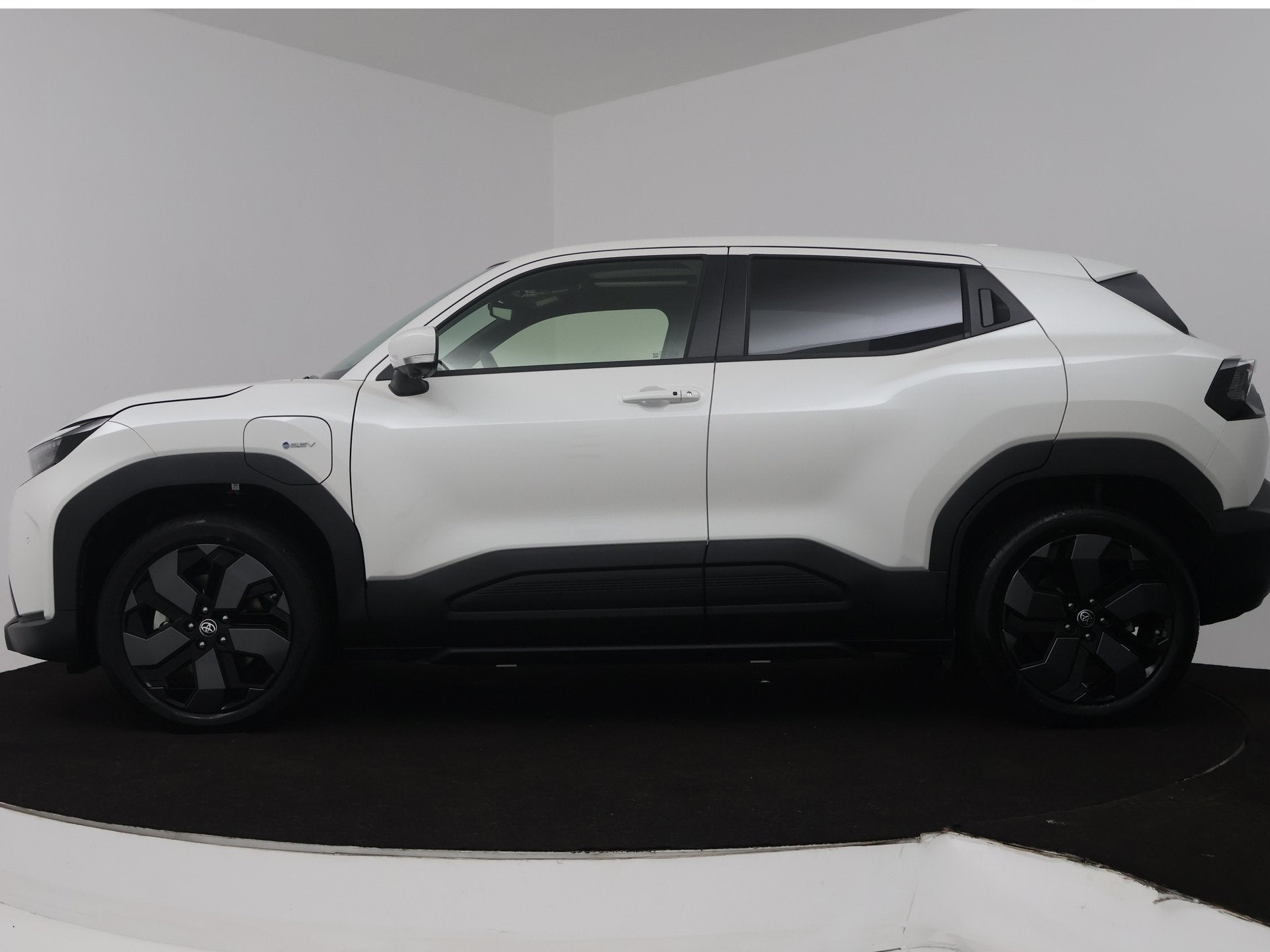 Toyota Urban Cruiser Executive 61 kWh | Apple CarPlay / Andr, 12 maanden, 44 min, Leder en Stof, Wit
