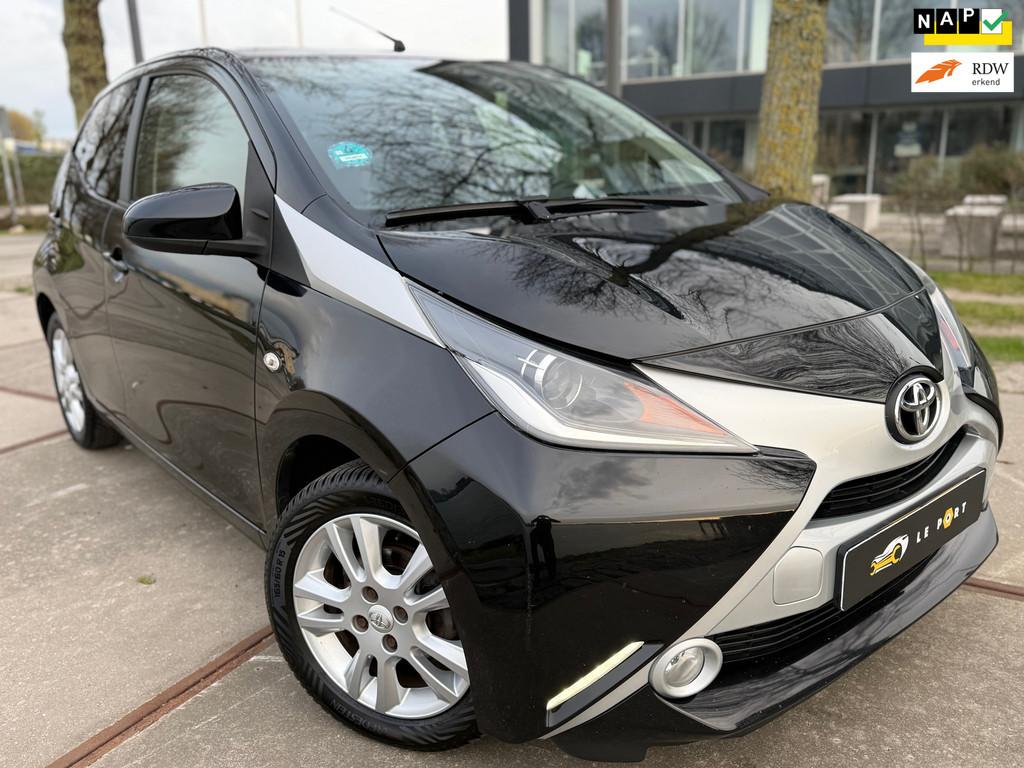 Toyota Aygo 1.0 | 2017 | AIRCO | NAVI | CAM | LED, Auto's, Toyota, Voorwielaandrijving, Gebruikt, 4 stoelen, Leder en Stof