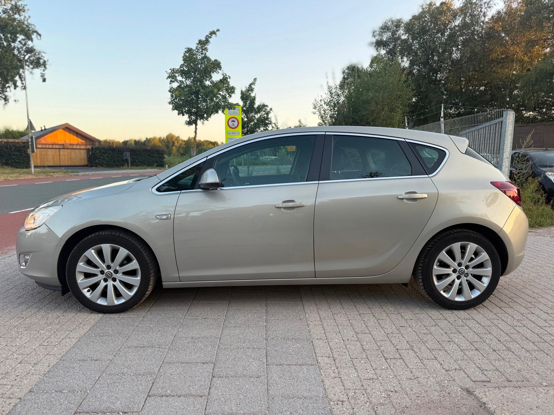 Opel Astra 1.6 Cosmo AUTOMAAT AIRCO CRUISE TREKHAAK, Auto's, Euro 5, 680 kg, 4 cilinders, 116 pk