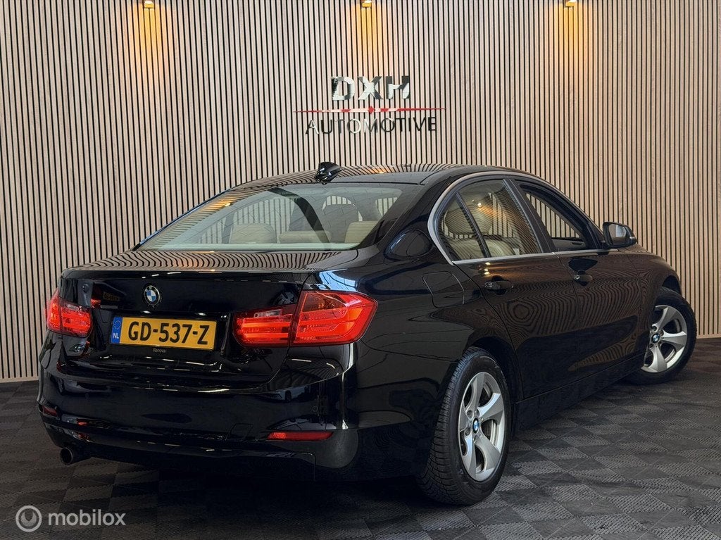 BMW 3-serie 320i Executive OrgNL 1eEIGNR! XENON CARPLAY LEER, Auto's, Achterwielaandrijving, Gebruikt, 4 cilinders, Zwart