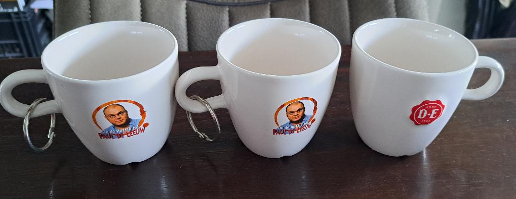 3 Douwe Egberts koffiemokken (met afbeelding Paul de Leeuw), Huis en Inrichting, Keuken | Servies, Ophalen of Verzenden, Overige stijlen