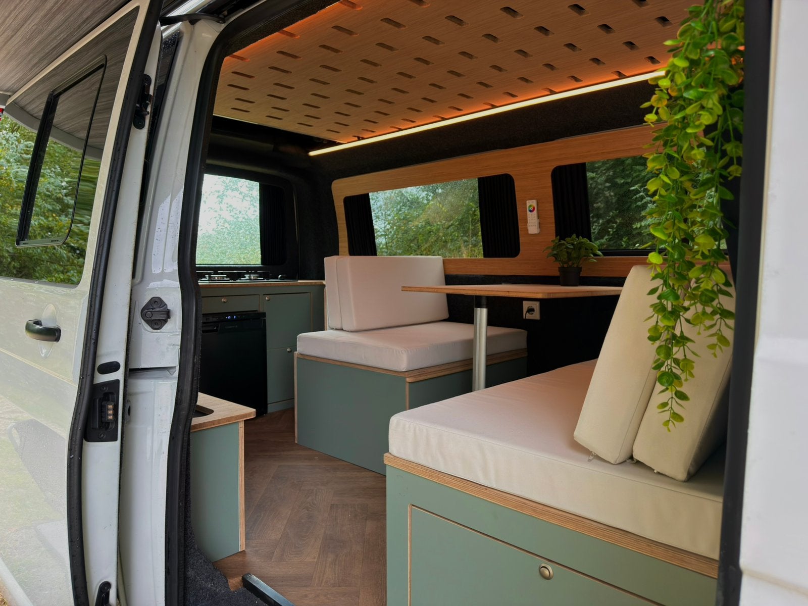 Foto 3 van Volkswagen T6 Camperbus  | 2019 | EURO 6 | off-grid | NAP