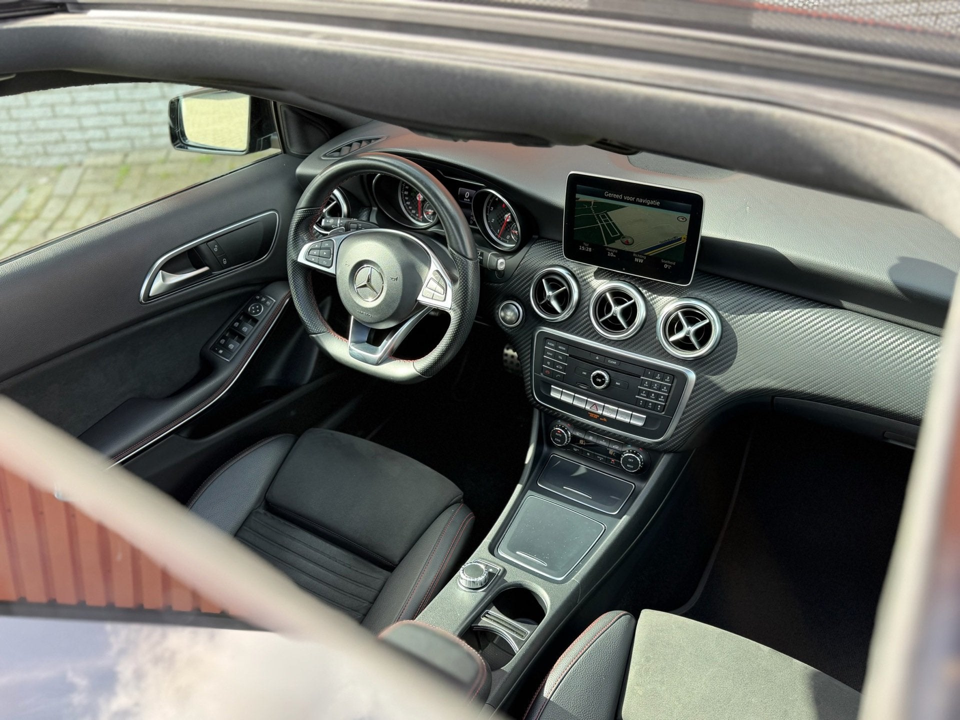 Mercedes-Benz A-klasse 160 AMG Pano Night Camera Climate 18", Auto's, Dealer onderhouden, Gebruikt, Zwart, 4 cilinders