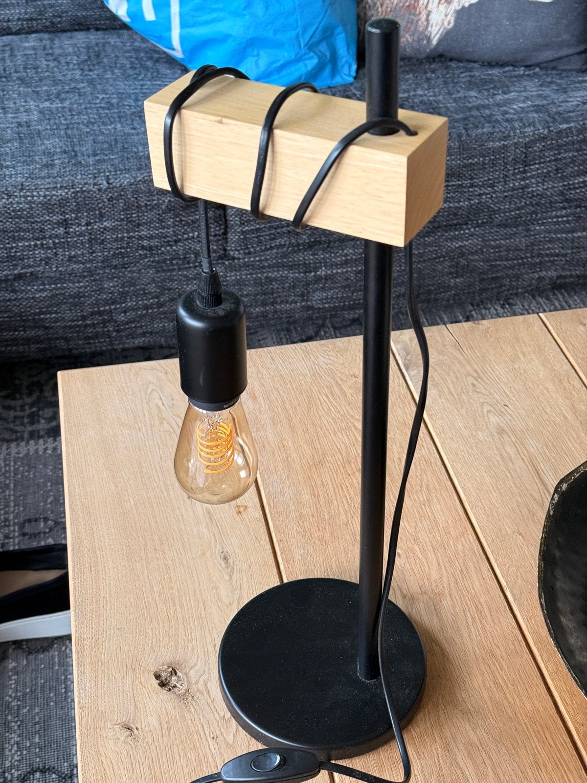 Moderne tafellamp met houten accent en Edison gloeilamp, Ophalen of Verzenden, Zo goed als nieuw, Hout, 50 tot 75 cm