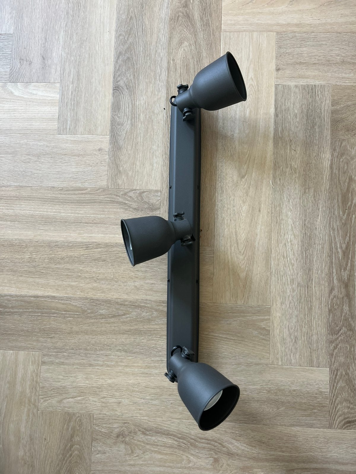 Hektar plafondlamp 3 spots IKEA grijs, Ophalen of Verzenden, Zo goed als nieuw, IKEA, Plafondspot of Wandspot
