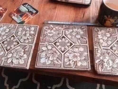 3 Oude Tegels met Bloemmotief, Ophalen of Verzenden