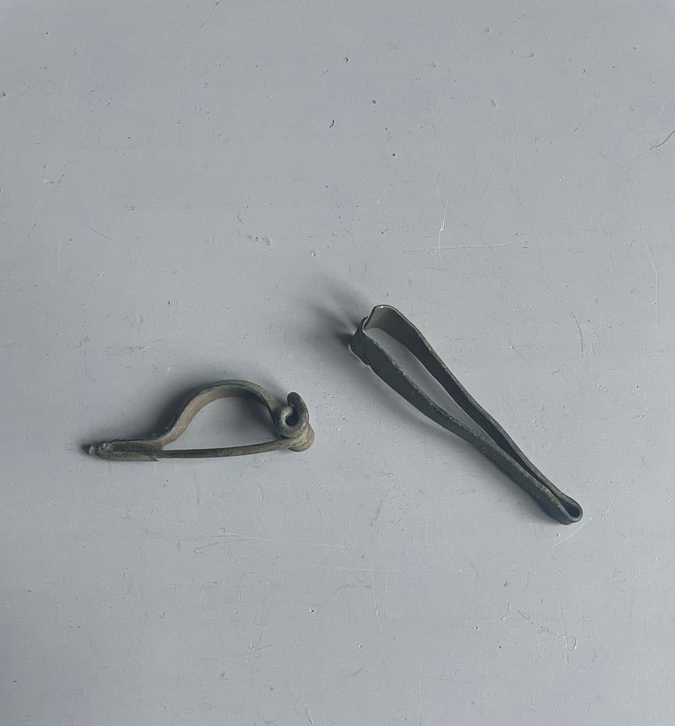 Bronzen pincet en fibula, Zuid-Europa, Ophalen of Verzenden, Brons