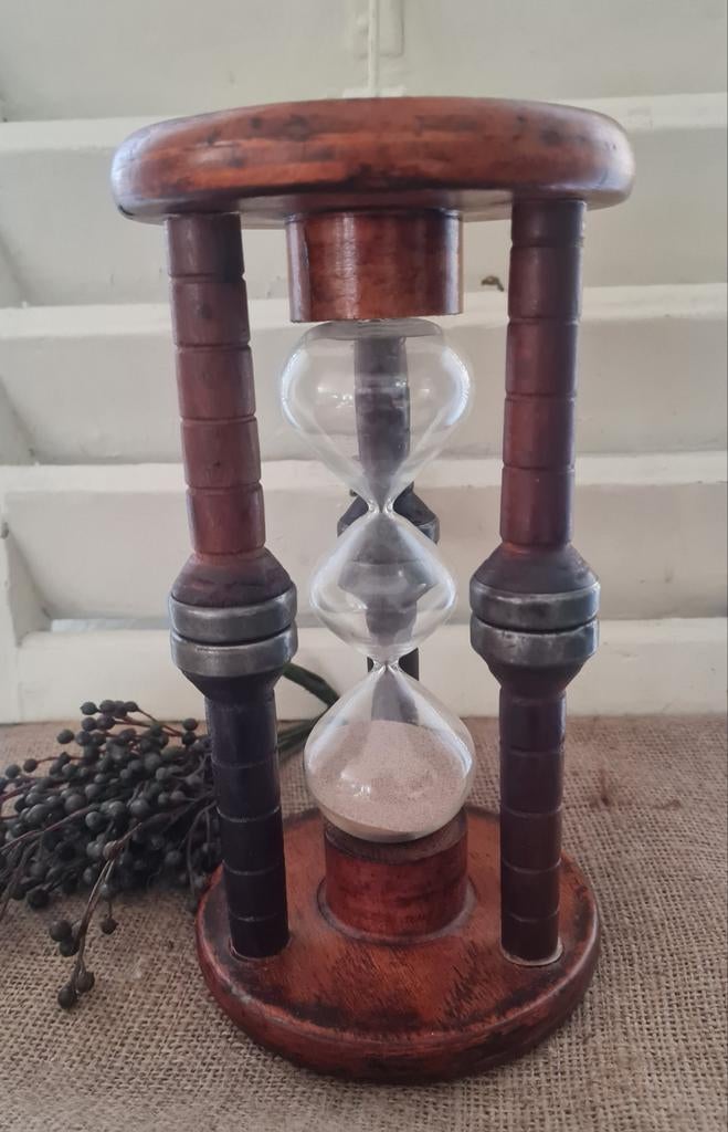 Antieke zandloper van hout en glas, Ophalen