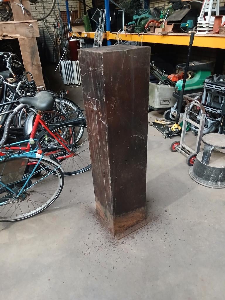 Metalen stalen ijzer sokkel  pilaar staal dikwandig, Huis en Inrichting, Woonaccessoires | Zuilen en Pilaren, Ophalen, Gebruikt