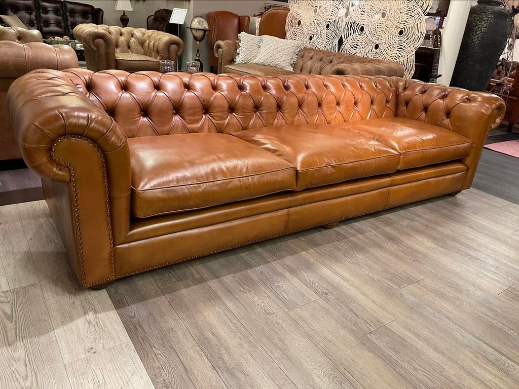 SHOWROOM ACTIE: Chesterfield XXL 4 zits bank cognac Camel, Nieuw, Ophalen of Verzenden, Vierpersoons of meer, Leer