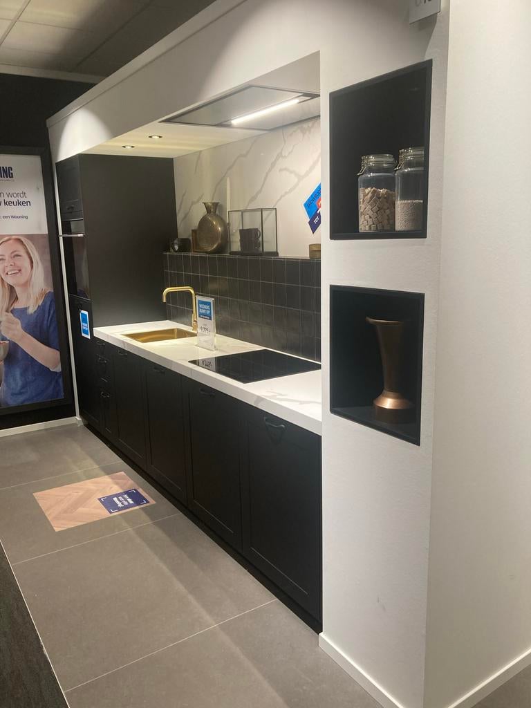 Zwarte showroom keuken met gouden accenten, Huis en Inrichting, Keuken | Complete keukens, Nieuw, Overige typen, Zwart, Composiet