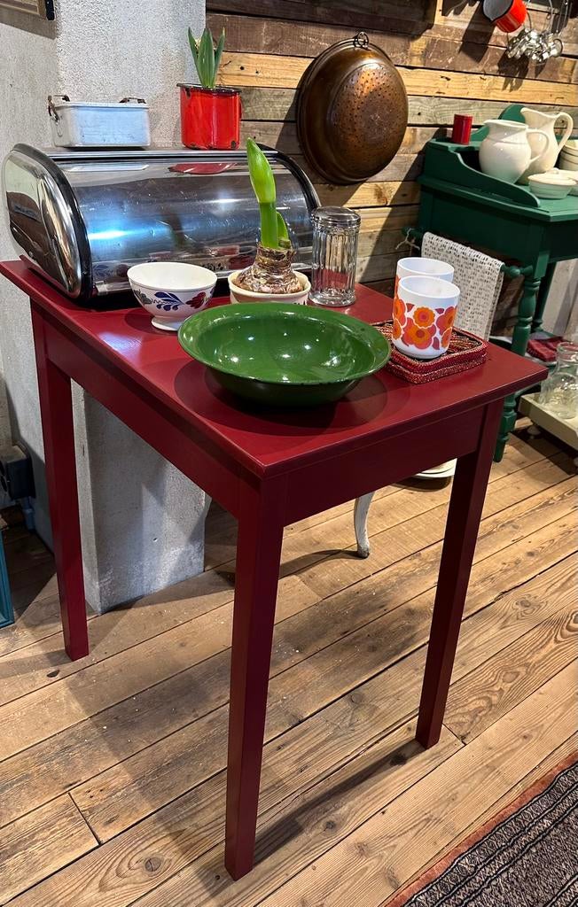 Brocante tafeltje - bijzettafeltje - rood, Huis en Inrichting, Tafels | Bijzettafels, Rechthoekig, Ophalen