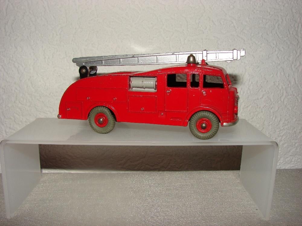 Dinky toy 955 brandweer wagen uit 1955, Hobby en Vrije tijd, Modelauto's | 1:43, Zo goed als nieuw, Bus of Vrachtwagen, Dinky Toys