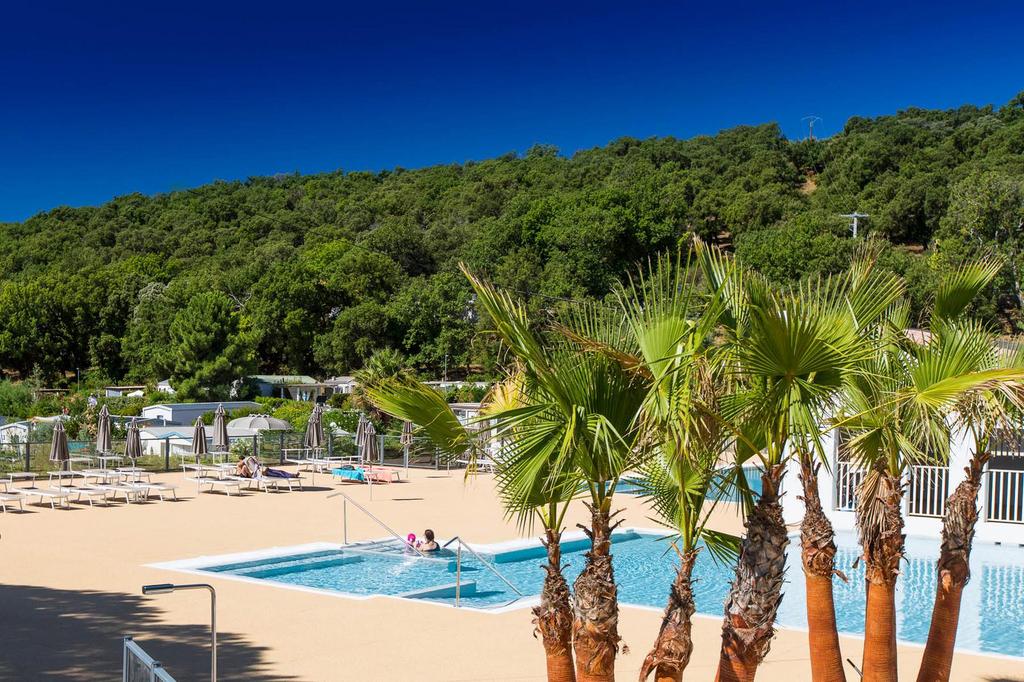 LUXE CHALET TE HUUR COTE D’AZUR SAINT TROPEZ, Vakantie, Vakantiehuizen | Frankrijk, 2 slaapkamers, Provence en Côte d'Azur, Recreatiepark
