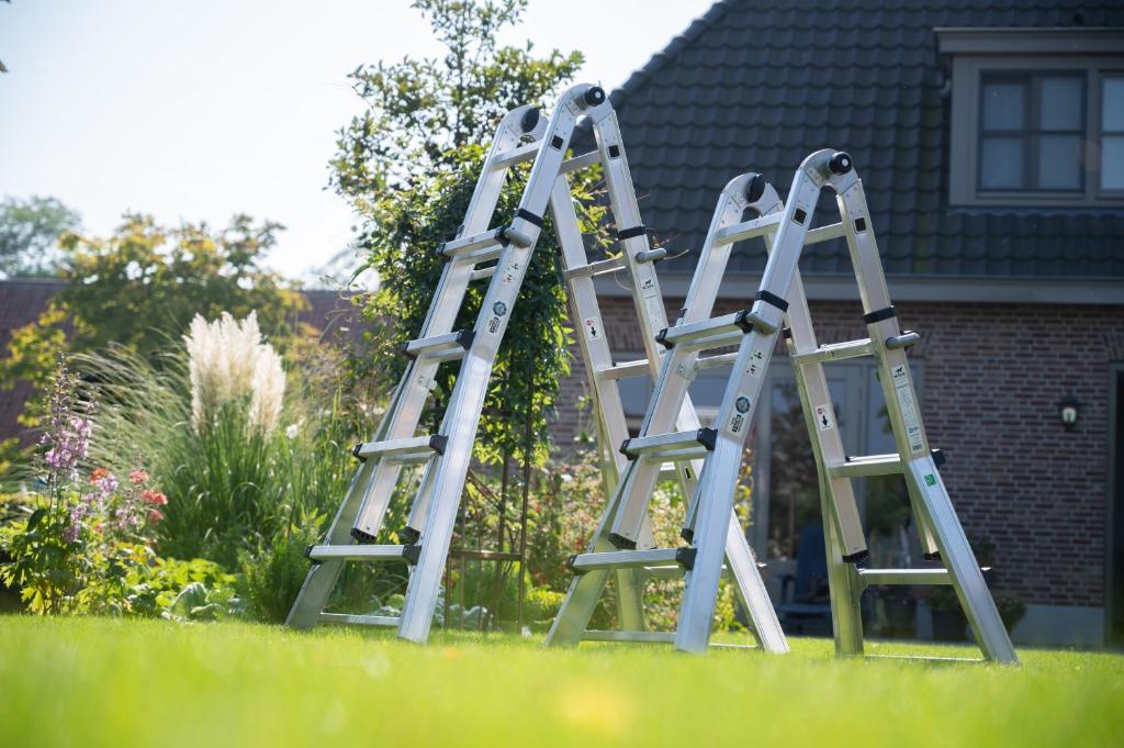 Te Koop - Hoogwaardige Ladders en Accessoires, Nieuw, Ophalen of Verzenden, Ladder, Opvouwbaar of Inschuifbaar
