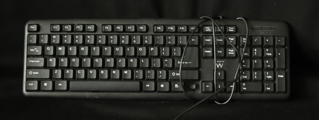 4 toetsenborden met schade, Ophalen of Verzenden, Qwerty, Gebruikt, Bedraad