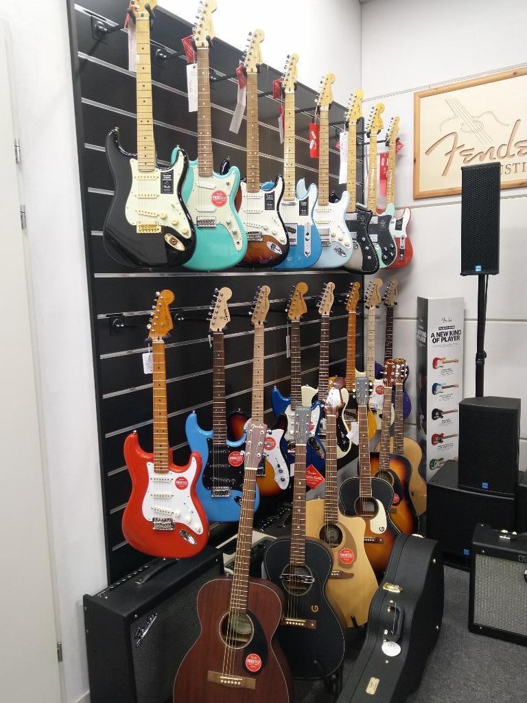 Fender en Squier Gitaren, Muziek en Instrumenten, Snaarinstrumenten | Gitaren | Elektrisch, Nieuw, Solid body, Fender, Met versterker