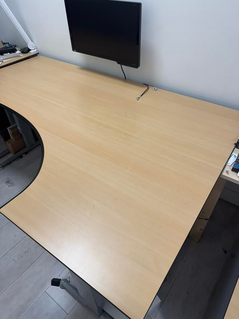 Ahrend electrisch verstelbaar hoekbureau 180 x 120, Huis en Inrichting, Bureaus, Ophalen, Elektrisch, Gebruikt