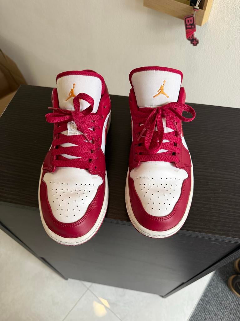 Air Jordan 1 Low Cardinal Red - Zo goed als nieuw!, Kleding | Heren, Schoenen, Ophalen of Verzenden, Zo goed als nieuw, Overige kleuren