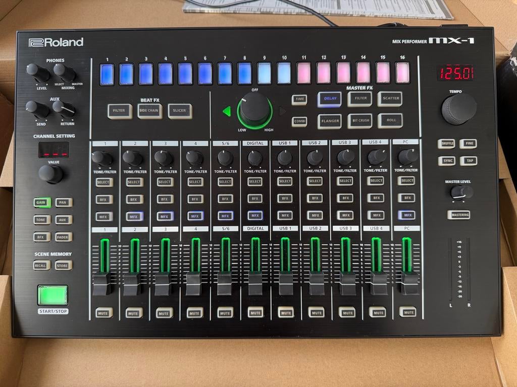 Roland MX-1 Mixer, Ophalen of Verzenden, Zo goed als nieuw, 10 tot 20 kanalen, Microfooningang